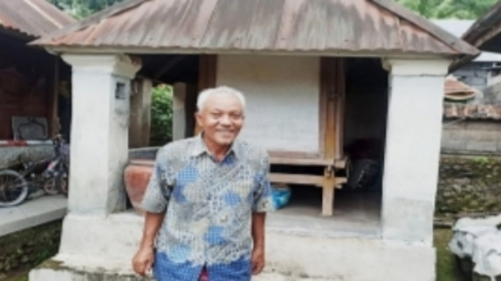SANGGAH KAMULAN : Tokoh adat Julah Ketut Sidemen berpose di Sanggah Kamulan tempat proses upacara Matuwun. I Putu Mardika/Bali Express