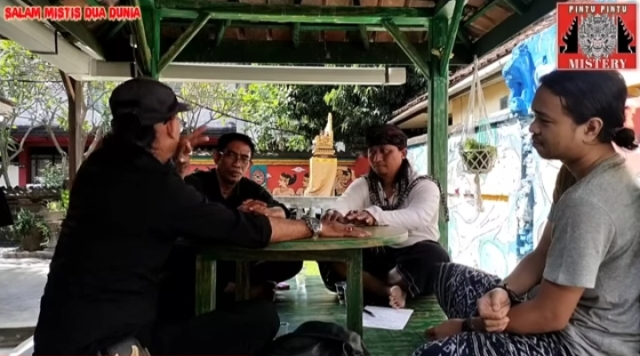 JRO BAYU GENDENG: Jro Made Bayu Gendeng tampil di kanal Youtube Pintu Pintu Misteri, terkait Pesulap Merah.