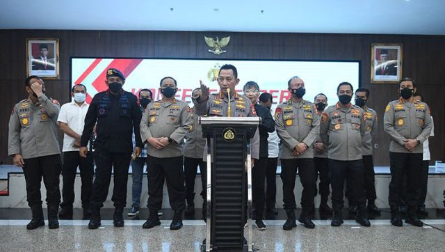 JUMPA PERS: Kapolri Jenderal Pol Listyo Sigit Prabowo (tengah) memberikan keterangan pers terkait tersangka baru kasus dugaan penembakan Brigadir J di Mabes Polri, Jakarta, Selasa (9/8/2022). Timsus Polri secara resmi menetapkan mantan Kadiv Propam Irjen