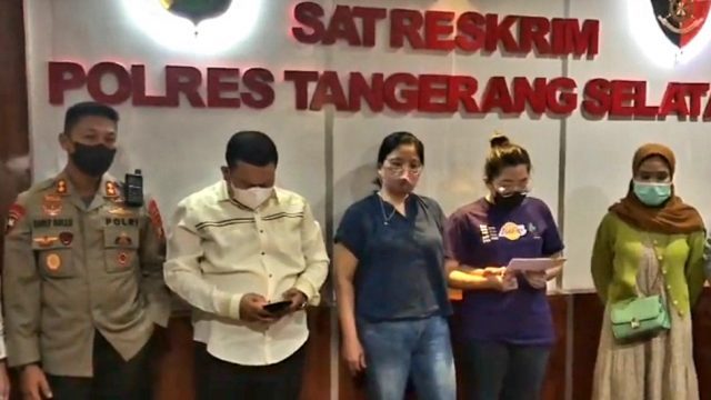 Mariana Ahong didampingi putri dan pengacaranya meminta maaf dan mengakui telah mencuri coklat dan sampo di Alfamart.