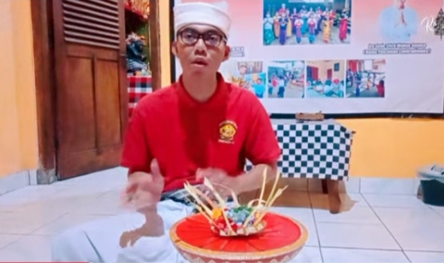 PENGUSADA: Jro Wahyu sebagai balian pengusada.