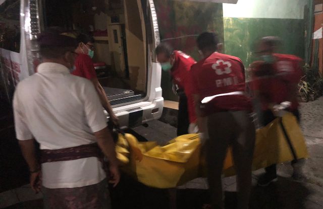 EVAKUASI: Petugas mengevakuasi jenazah Djupri menuju RSUP Prof Ngoerah Denpasar. (istimewa)