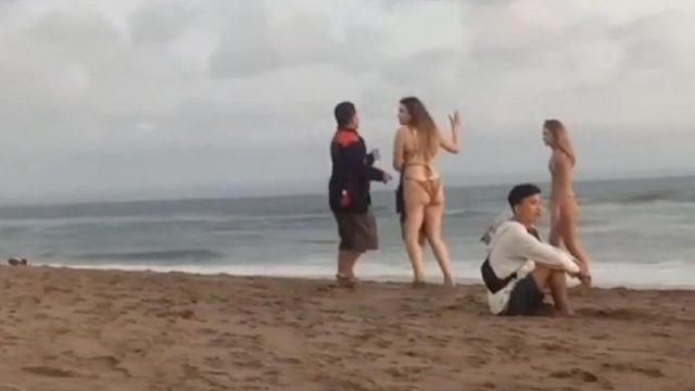 REKAM BOKONG: Video bapak-bapak ketahuan merekam bokong cewek bule yang sedang berjemur di pantai di Bali.