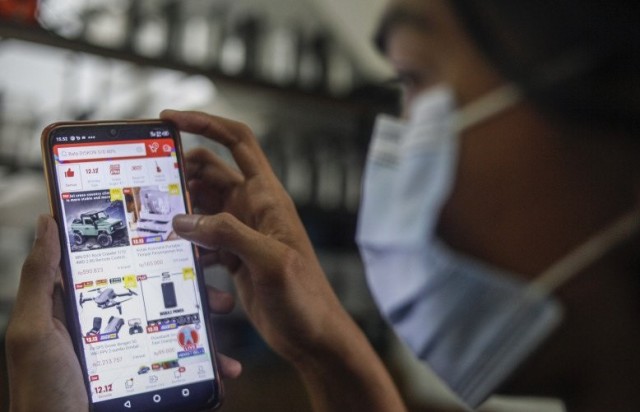 BELANJA ONLINE: Warga membeli barang secara online melalui gadget miliknya di Bogor, Jawa Barat, Selasa (24/11/2020). (antara)