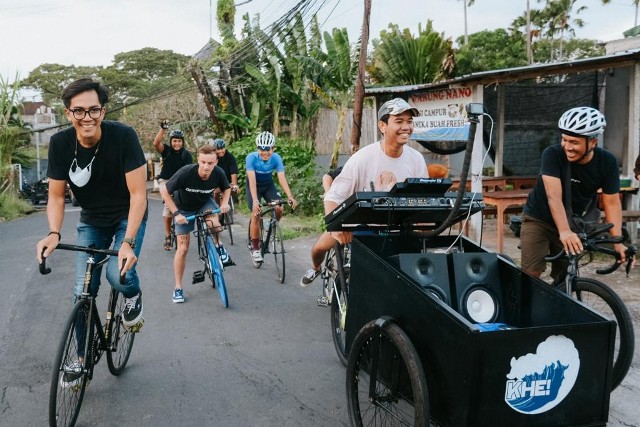 VIRAL: Konten Kreator I Gede Bayu Ratama Wisnawa saat membawakan DJ on The Bike berkeliling. (istimewa)