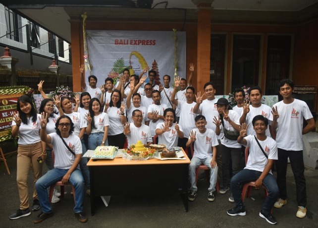 HUT : Perayaan HUT ke-14 Bali Express yang dirayakan sederhana namun penuh makna, Senin (1/8). (DOK. BALI EXPRESS)