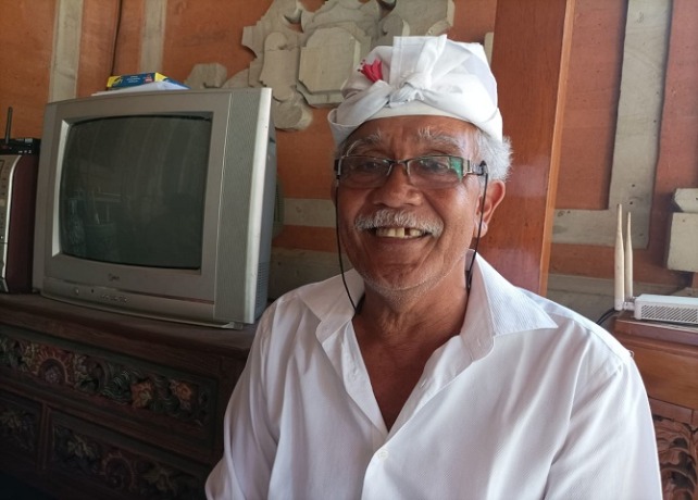 DISAYANGKAN : Salah seorang pedagang yang sudah berjualan selama puluhan tahun di Pasar Ubud, I Wayan Roja, 66. (DEWA RASTANA/BALI EXPRESS)