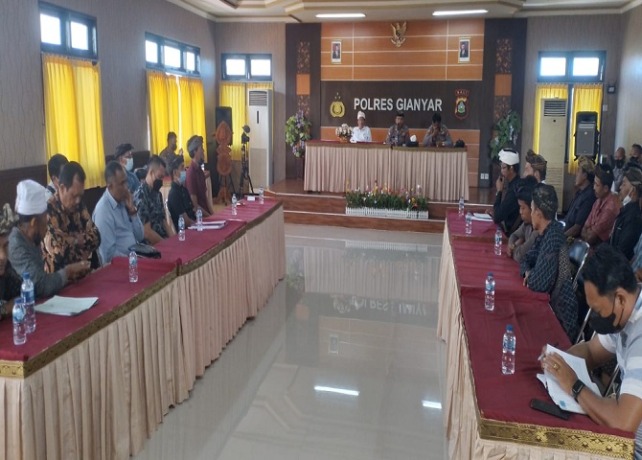 UPAYA DAMAI : Mediasi antara Prajuru Desa Adat Taro Kelod dengan pihak Jero Mangku I Ketut Warka di Mapolres Gianyar, Kamis (4/8). (ISTIMEWA)