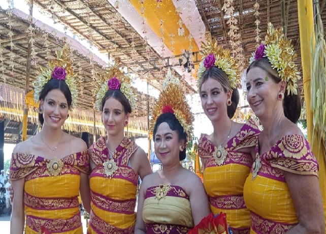 PEED : Satu keluarga yang merupakan WN asal Belanda yang ikut serta dalam tradisi Peed Desa Adat Sukawati, Jumat (5/8). (ISTIMEWA)