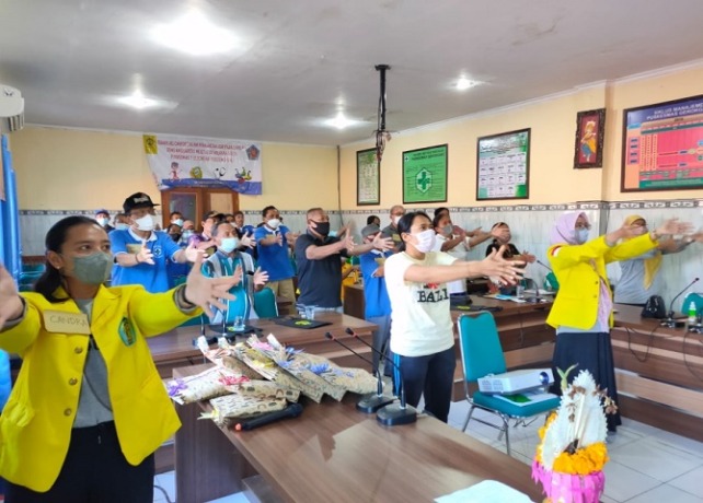 KESEHATAN : Pengecekan kesehatan kepada lansia di wilayah Gerokgak, Buleleng. (ISTIMEWA)