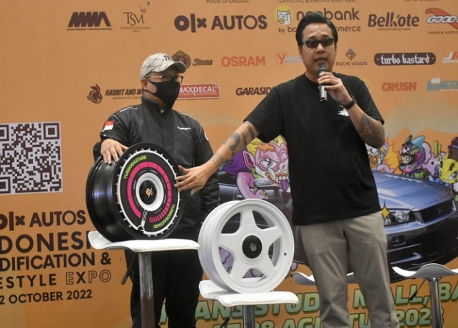 DILUNCURKAN : Gofar Hilman saat meluncurkan Velg Turbo Bastard di Trans Studio Mall Bali. (AGUNG BAYU/BALI EXPRESS)