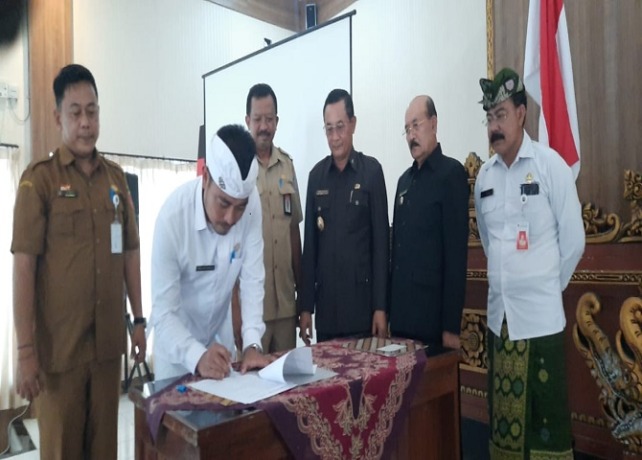 SERAH TERIMA: UPT PAM, PUPRKIM Provinsi Bali menyerahkan pengelolaan Sistem Pengelolaan Air Minum (SPAM) Telaga Waja kepada Perumda Tirta Tohlangkir, pada Senin (15/8). (ISTIMEWA)