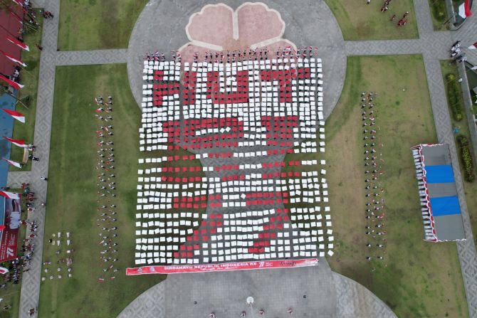 PAPER MOB: Formasi paper mob membentuk tulisan HUT RI 77 di Alun-Alun Bangli, Rabu (17/8). (Istimewa)
