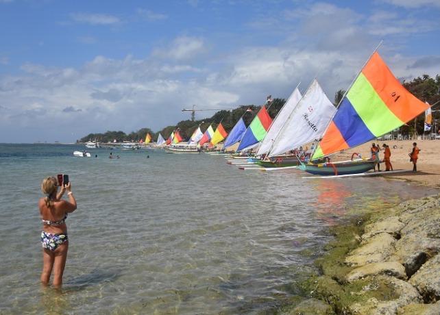 SANFEST : Jukung Tradisional yang mengikuti parade di Sanur Festival ke-XV. (AGUNG BAYU/BALI EXPRESS)