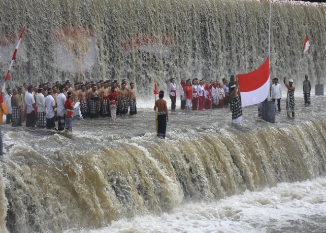Upacara Bendera di Tukad Unda, Klungkung. (AGUNG BAYU/BALI EXPRESS)