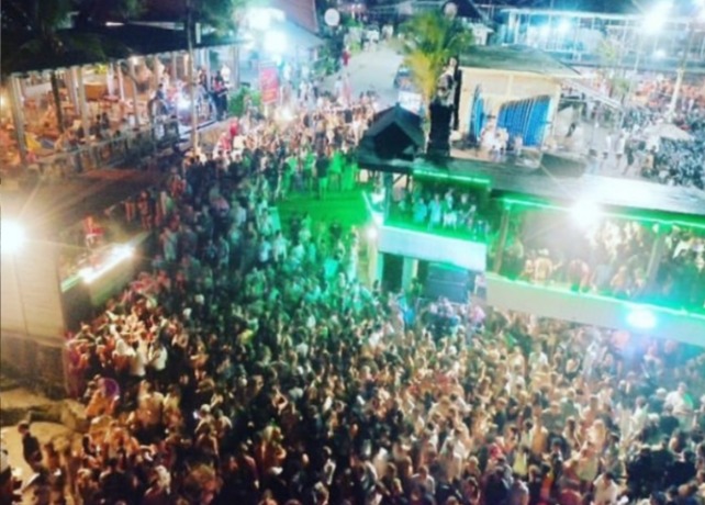 RAMAI: Suasana ramai salah satu bar di Canggu yang buka pada malam hari. (istimewa)