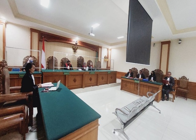 Sidang perdana anak eks Sekda Buleleng. (ISTIMEWA)
