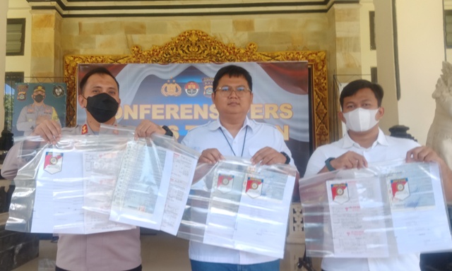 BERI KETERANGAN: Kapolres Tabanan AKBP Renefli Dian Candra (kiri) menunjukan barang bukti dalam gelar kasus penipuan dan penggelapan yang dilakukan oleh Nyoman Ari Susanti yang merugikan Pemilik UD Sinar Berlian dilakukan tanpa kehafiran tersangka, karena
