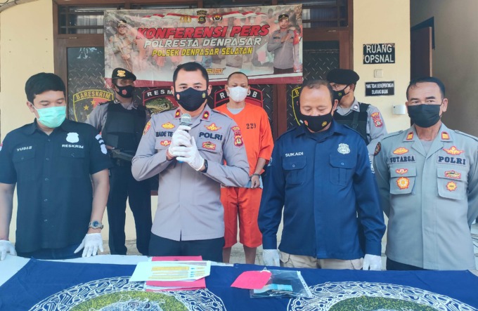 TERCIDUK: Dhona saat kasusnya dibeberkan di Mapolsek Denpasar Selatan. (I Gede Paramasutha/Bali Express)