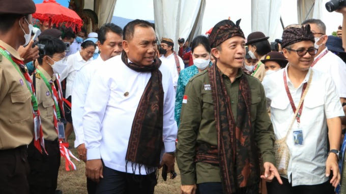 HKAN 2022 : Bupati Jembrana I Nengah Tamba bersama Plt Direktur Jenderal Konservasi Sumber Daya Alam dan Ekosistem, Kementerian Lingkungan Hidup dan Kehutanan (KLHK), Bambang Hendroyono dalam acara perayaan HKAN 2022 di Pantai Karang Sewu, Gilimanuk. (ist