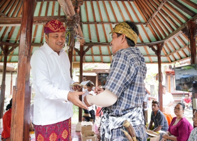 SERAHKAN : Bupati Gianyar I Made Mahayastra didampingi Wakil Bupati Gianyar Anak Agung Gde Mayun, menyerahkan bantuan kepada korban ledakan kompor mayat, Kamis (15/9). (ISTIMEWA)