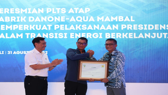 PENYERAHAN : Direktur Utama PLN Darmawan Prasodjo (tengah) menyerahkan RE kepada Vice President Operations Danone Indonesia Rizki Raksanugraha (kanan) dalam acara peresmian PLTS Atap di PT Tirta Investama-Aqua Mambal, Rabu (31/8). Ist