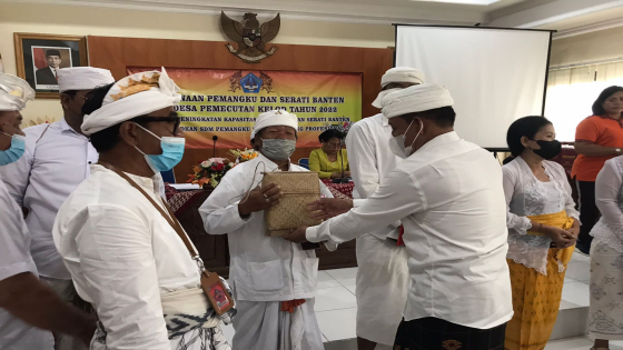 PEMBINAAN: Kegiatan pembinaan pamangku dan serati banten se-Desa Pemecutan Kelod yang dilaksanakan di Kantor Desa setempat belum lama ini. Ist