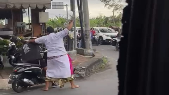 NGAMUK : Tangkapan layar saat Trisna mengamuk. Ist