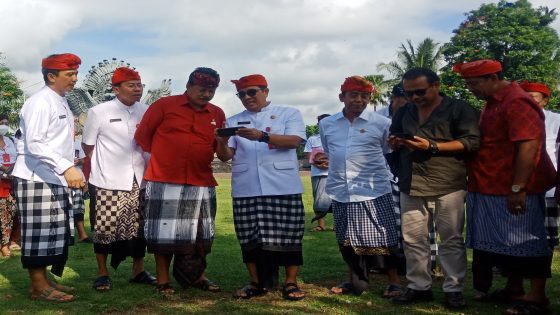 BERI KETERANGAN : Bupati Tabanan Komang Gede Sanjaya dalam konfrensi pers terkait rencana Relokasi Patung Bung Karno di Tabanan. Ist