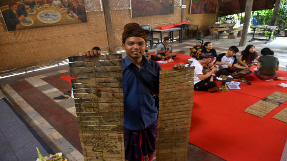 PRASI : Wayan Trisnayana menunjukkan salah satu prasi dalam pelatihan visualisasi karya fiksi melalui naskah lontar di Penggak Men Mersi, Kesiman, Minggu (4/9). Agung Bayu/Bali Express