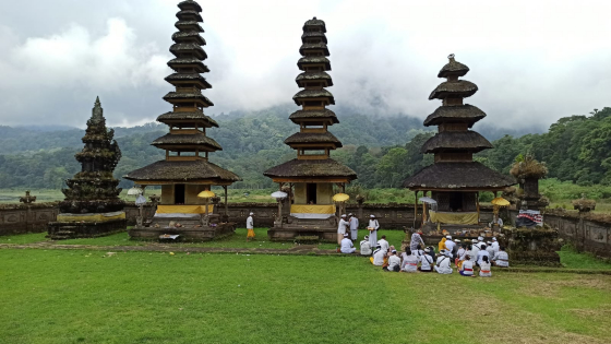 MERU : Palinggih dengan atap Meru di Pura Ulun Danu Tamblingan. I Putu Mardika/Bali Express