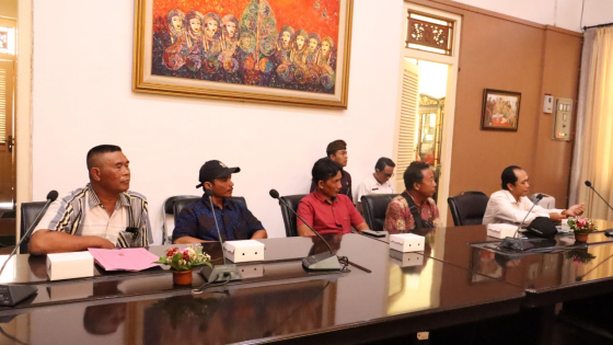 LAHAN : Kedatangan warga eks Timtim ke Kantor Bupati Buleleng menanyakan perkembangan surat permohonan lahan mereka. Dian Suryantini/Bali Express