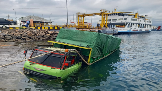 TERCEBUR : Truk N 7941 UQ yang tercebur ke laut saat hendak masuk kapal di dermaga LCM, Pelabuhan Gilimanuk, Kamis (15/9). Gde Riantory/Bali Express