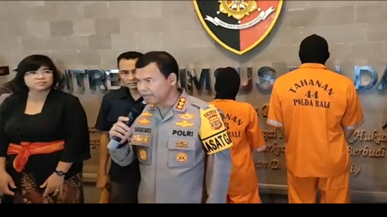 FWB: Dede Nur dan Made Myesa saat ditampilkan di Mapolda Bali, mengaku berteman karena memiliki kedekatan fisik dan seksual alias FWB (Friends With Benefit), yakni hubungan pertemanan khusus dengan keintiman secara fisik dan seksual. Agung Bayu/Bali Expre