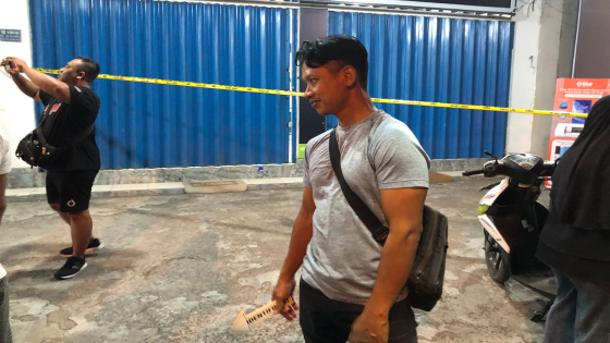 GARIS POLISI : Situasi konter Geria Mandiri Cell di Jalan Sudirman, Karangasem, setelah diamuk, Kamis (22/9) malam. I Wayan Adi Prabawa/Bali Express