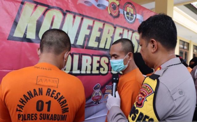 BERI KETERANGAN: Kapolres Sukabumi AKBP Dedy Dharmawansyah saat meminta keterangan dari dua tersangka pelaku pembobolan mesin ATM dengan kerugian mencapai Rp1,9 miliar lebih. (antara)