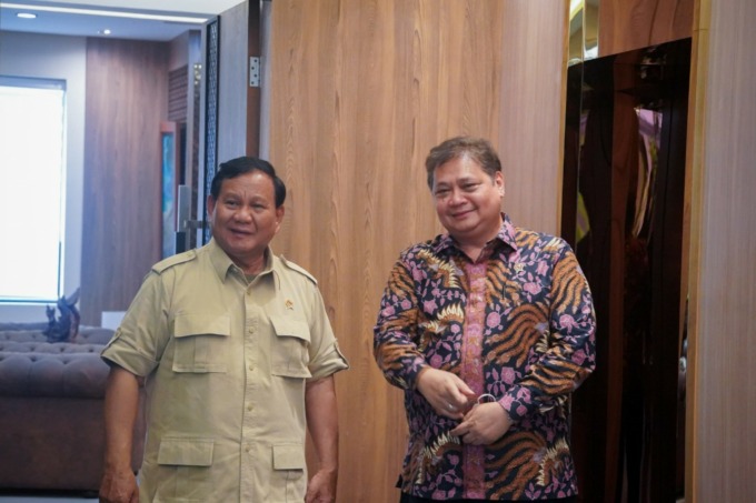 DIALOG: Momen pertemuan Menteri Pertahanan Prabowo Subianto (kiri) dengan Menko Perekonomian Airlangga Hartarto di kantor Kemenko Perekonomian Senin (19/9). (jpg)