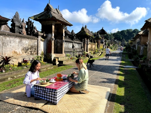 Wisatawan breakfast di tengah jalan Desa Wisata Penglipuran.