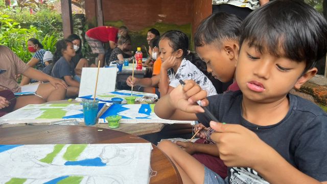 DILESTARIKAN: Lukisan Young Artist. (PUTU AGUS ADEGRANTIKA/BALI EXPRESS)