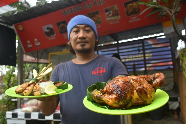 BANTING STIR : Ketut Gede Kumara Jaya atau Agus Eben dulunya chef di villa dan hotel, namun kini memilih buka usaha sendiri di tepi sungai di Tukad Mati. (AGUNG BAYU/BALI EXPRESS)