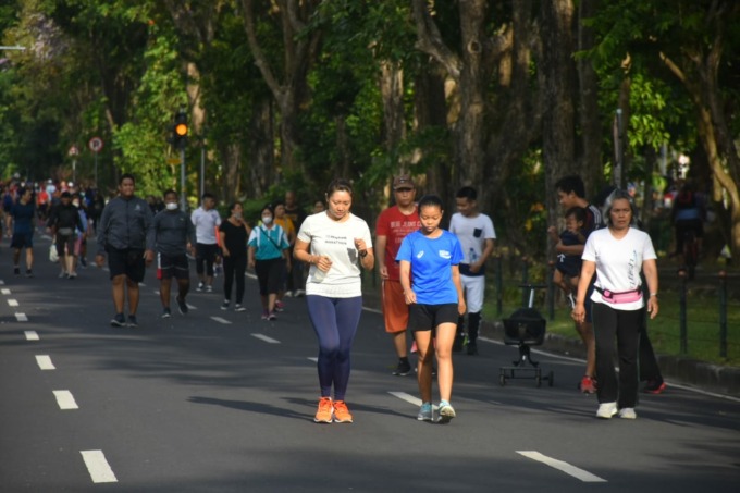 CFD : Suasana Car Free Day (CFD) di Lapangan Renon, Minggu (11/9). Hanya saja tahap ini baru sebatas uji coba dan rencananya minggu depan dibuka secara resmi. (Bayu Sastranegari/Bali Express)