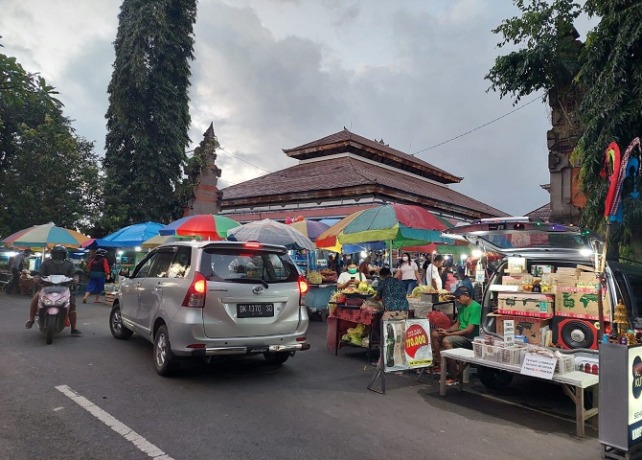 BELUM STERIL : Suasana di areal GOR Kebo Iwa Gianyar yang dijadikan relokasi Pasar Senggol. (DEWA RASTANA/BALI EXPRESS)