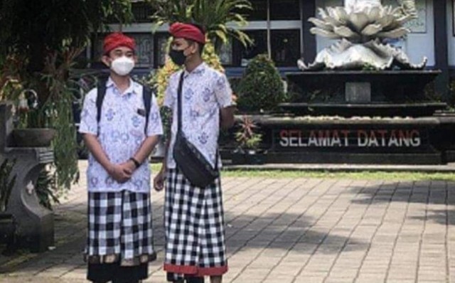 DIKELUHKAN: Penggunaan saput poleng dan udeng barak dikeluhkan sebagian besar orangtua siswa.
