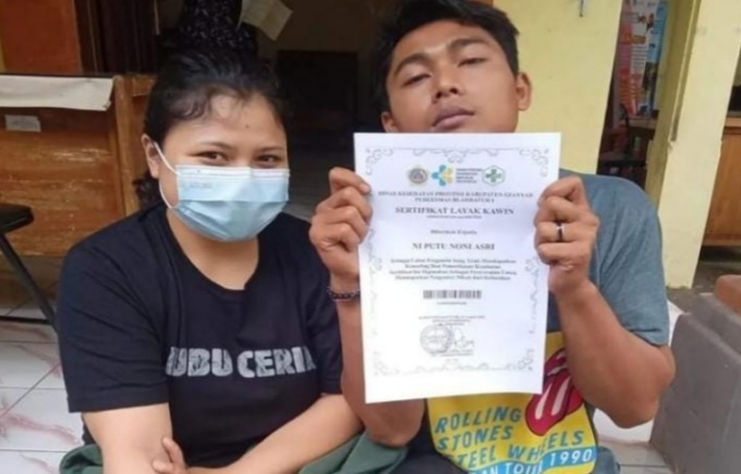 SIAP : Calon pengantin menunjukkan sertifikat layak kawin. (ISTIMEWA)