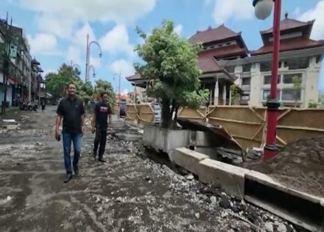 BIKIN GERAM : Kondisi proyek penataan taman di depan Pasar Rakyat Gianyar. (DEWA RASTANA/BALI EXPRESS)
