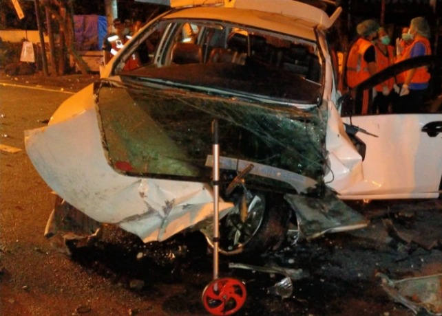 MAUT: Petugas mengevakuasi para korban, mobil dan motor tampak ringsek setelah terlibat tabrakan. (DOK. BALI EXPRESS)