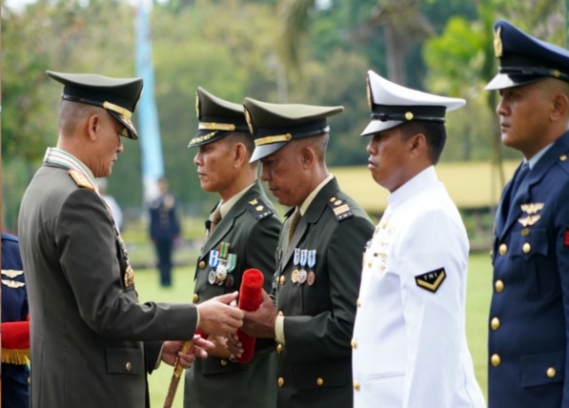 UPACARA: Peringatan HUT TNI ke 77 oleh Kodam IX/Udayana dibarengi pemberian tanda kehormatan kepada prajurit di Lapangan Niti Mandala Renon, Denpasar. (istimewa)