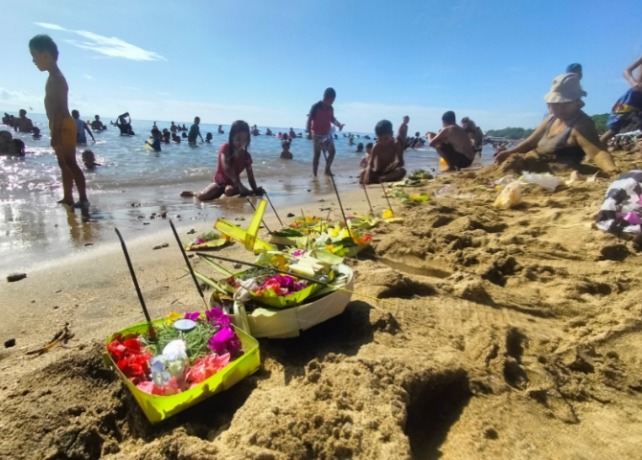 Suasana Pantai Segara Sanur saat Banyupinaruh. (AGUNG BAYU/BALI EXPRESS)