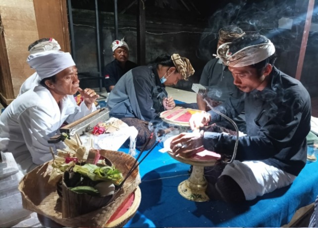 KONSERVASI : Pembersihan lontar berusia 103 tahun yang ada di Pura Merajan Agung Warih I Dewa Ngurah Alang Sanja, Jumat (21/10). (DEWA RASTANA/BALI EXPRESS)