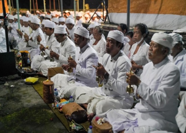 DOA BERSAMA : Dua ratus pemangku di Kabupaten Gianyar saat mengikuti Puja Genta Pinara Pitu. (ISTIMEWA)